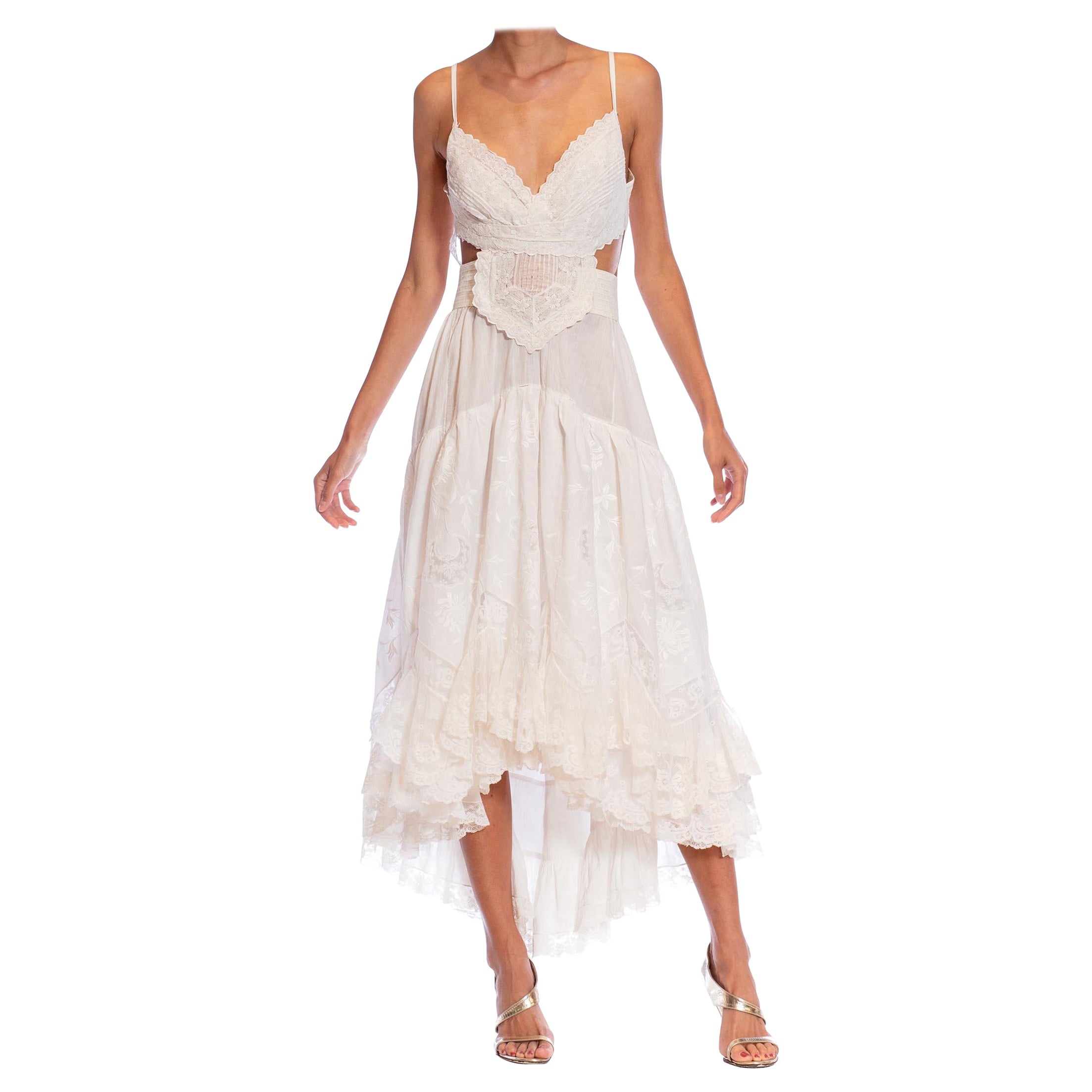 MORPHEW ATELIER Weißes handbesticktes viktorianisches Kleid aus Baumwolle und Spitze mit Cut-O im Angebot
