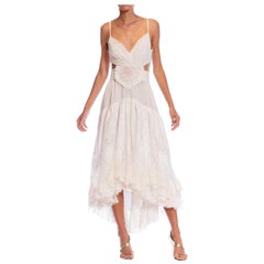MORPHEW ATELIER - Robe blanche victorienne en coton et dentelle brodée à la main avec découpes