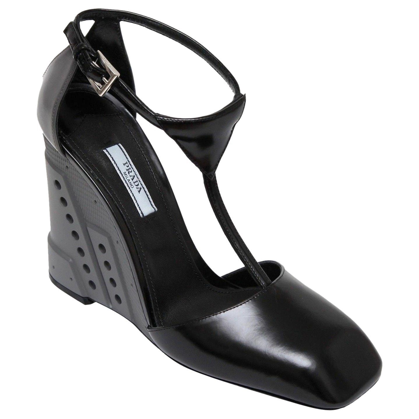 Chaussures à talons compensés Prada en cuir avec bride en T et boucle en résine grise et noire, taille 39,5, neuves en vente