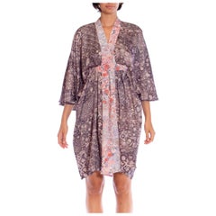 MORPHEW COLLECTION Violetter japanischer Kimono mit Blumendruck aus Seide und rosa Details