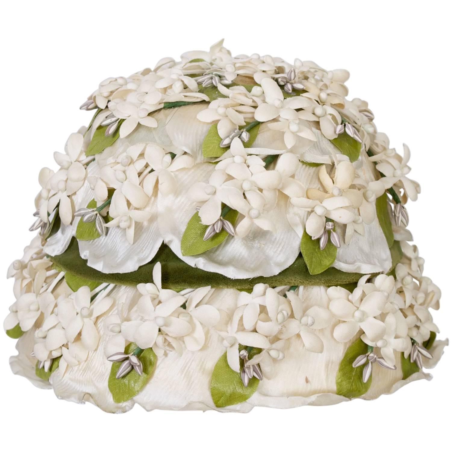 Weißer Hut mit weißer Blume