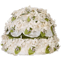Cappello a fiori bianchi