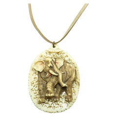 Exceptionnel pendentif éléphant vintage en ivoire, début XXe siècle