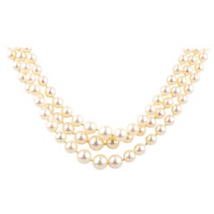 Collier en or blanc 8K orné de perles et de diamants