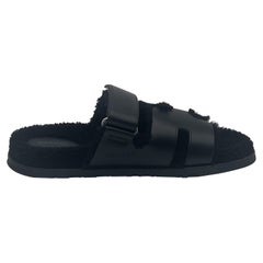 Hermès All Black Chypre Sandale aus Wollleder  42