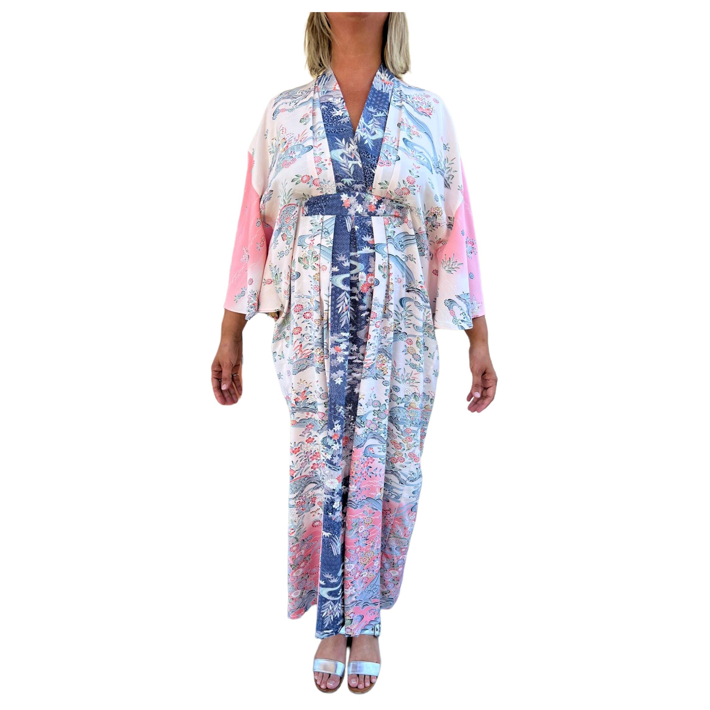 Caftan japonais de la collection Morphew en soie rose clair et bleu avec vagues florales en forme de kimono en vente