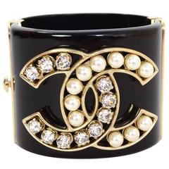 Chanel Bracelet manchette CC en cristal et perles