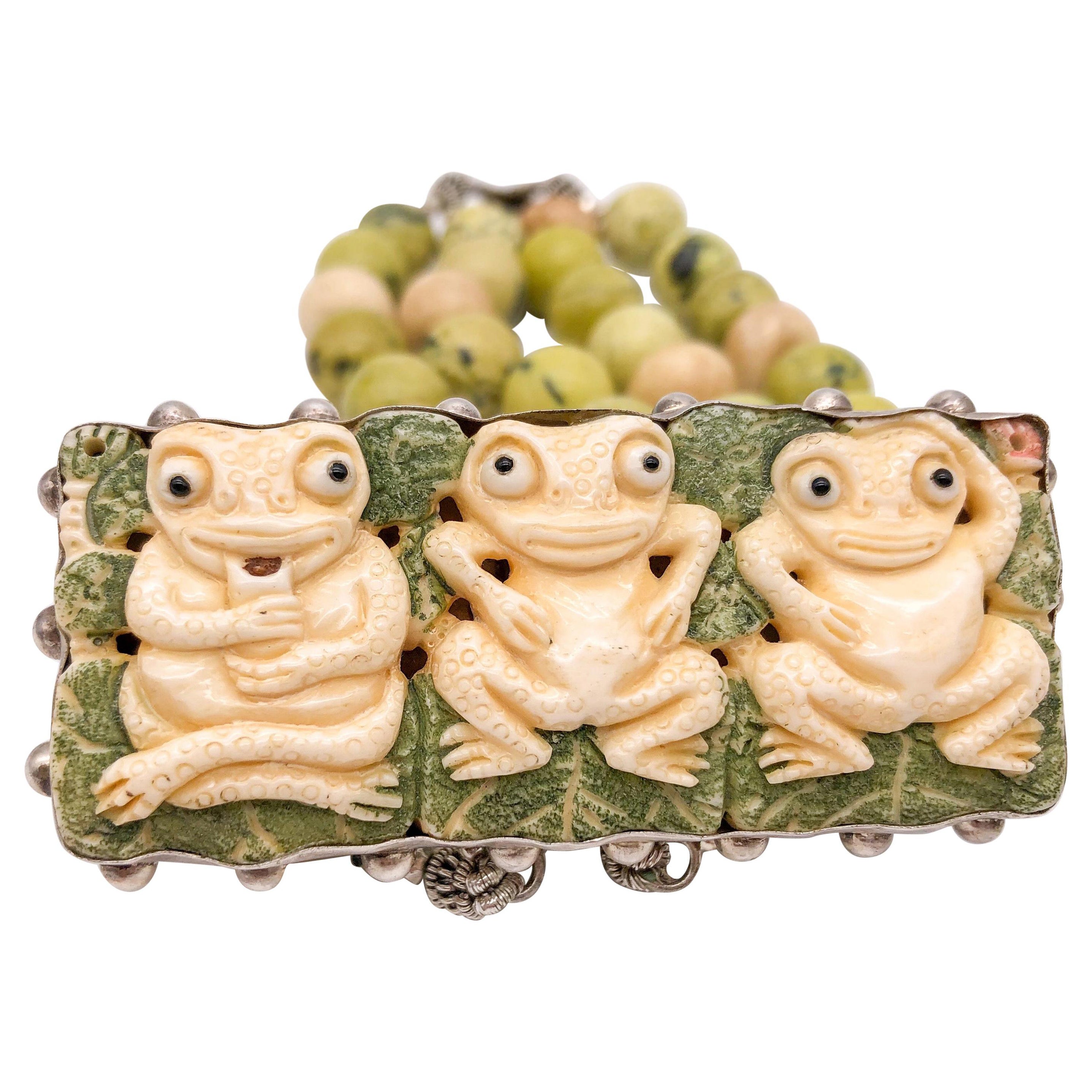 A.Jeschel Bracelet à fermoir grenouille en jade olive sculpté. en vente