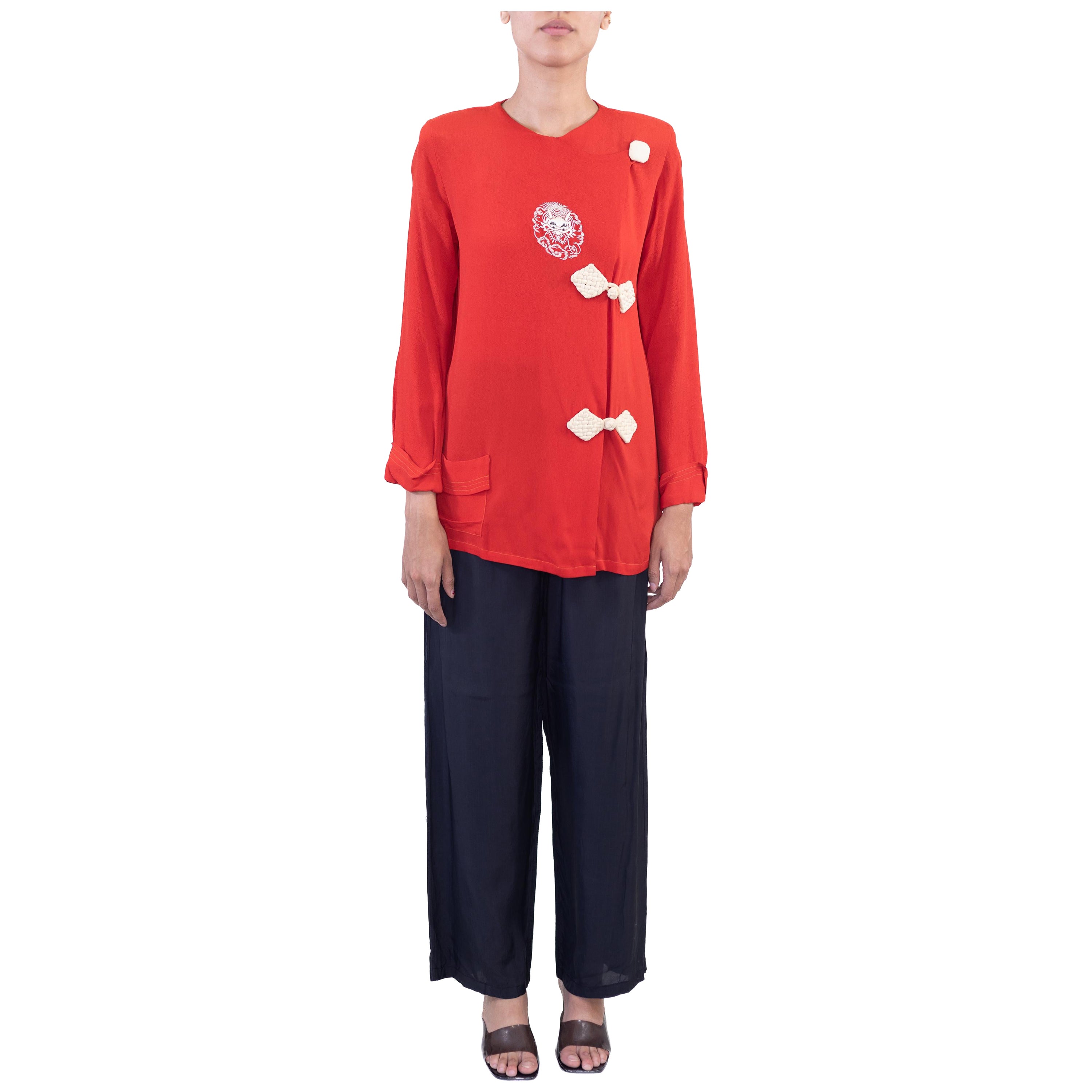 Pajamas de salon en crêpe de rayonne rouge tomate de style asiatique des années 1930 en vente