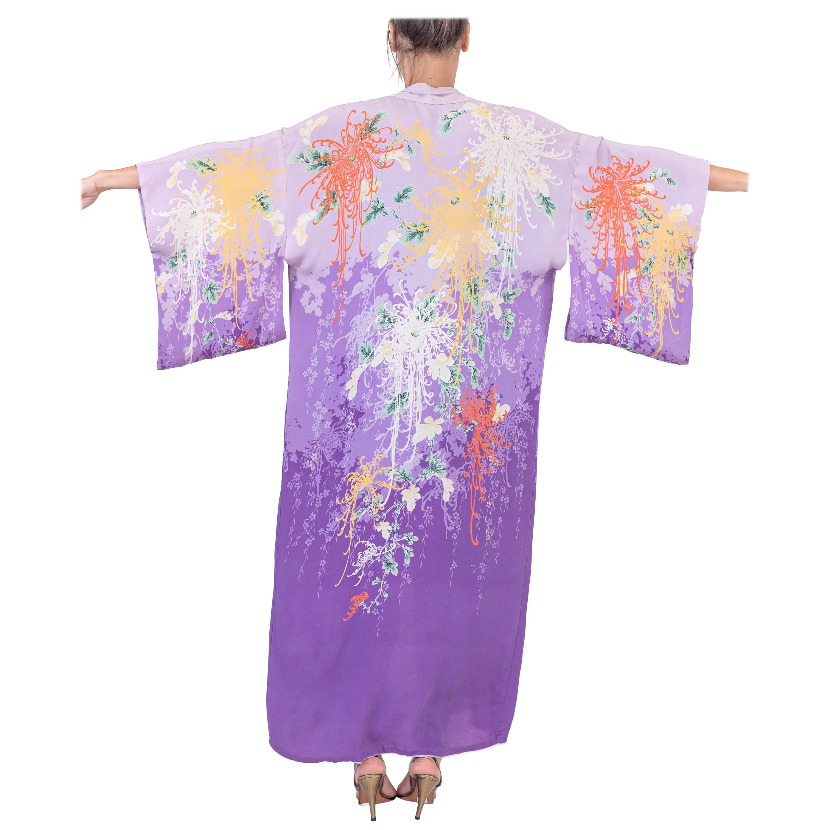 Fliederfarbener, geblümter Kimono aus Viskose, Japanischer Import, 1930er Jahre im Angebot