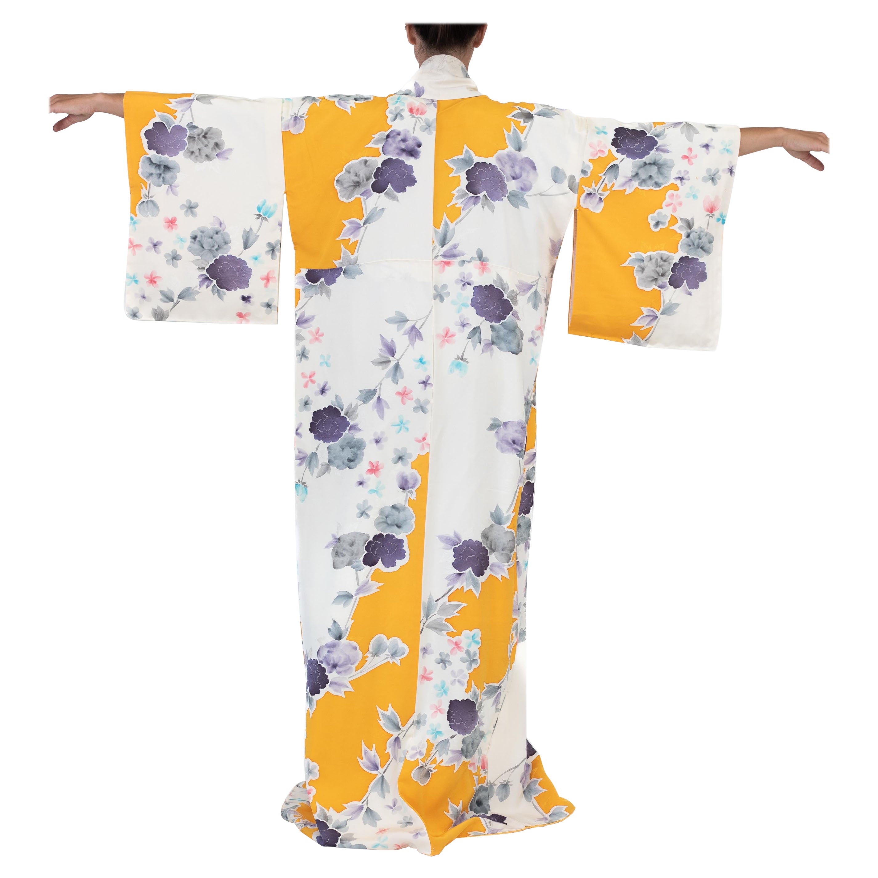 Handbemalter Kimono aus grauer und goldener Seide mit Blumenmuster aus den  1950er Jahren im Angebot bei 1stDibs