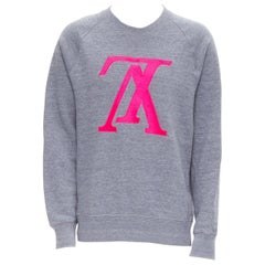 LOUIS VUITTON Rosa Pullover mit umgekehrter LV-Logo-Stickerei und grauem Fleecebesatz XL