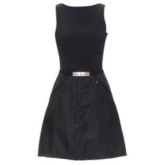 PRADA Minimalistisches schwarzes A-Linien-Rockkleid mit Metallschnalle und Gürtel aus Nylon S