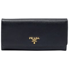 Prada Portemonnaie aus schwarzem Saffiano-Leder mit kontinentaler Klappe