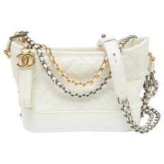 Chanel - Sac hobo Gabrielle en cuir matelassé blanc cassé