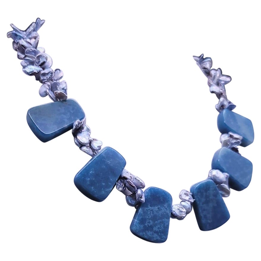 A.Jeschel Halskette aus blauem Quarz und Barockperlen. (Zeitgenössisch) im Angebot