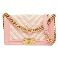 Chanel - Sac à rabat moyen Boy en cuir et tissu tressé à chevrons rose/blanc