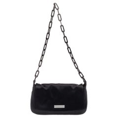 Schwarze Gucci-Umhängetasche aus Satin mit Klappe und Kette
