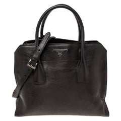 Prada Schwarz glasierte Ledertasche mit Reißverschluss