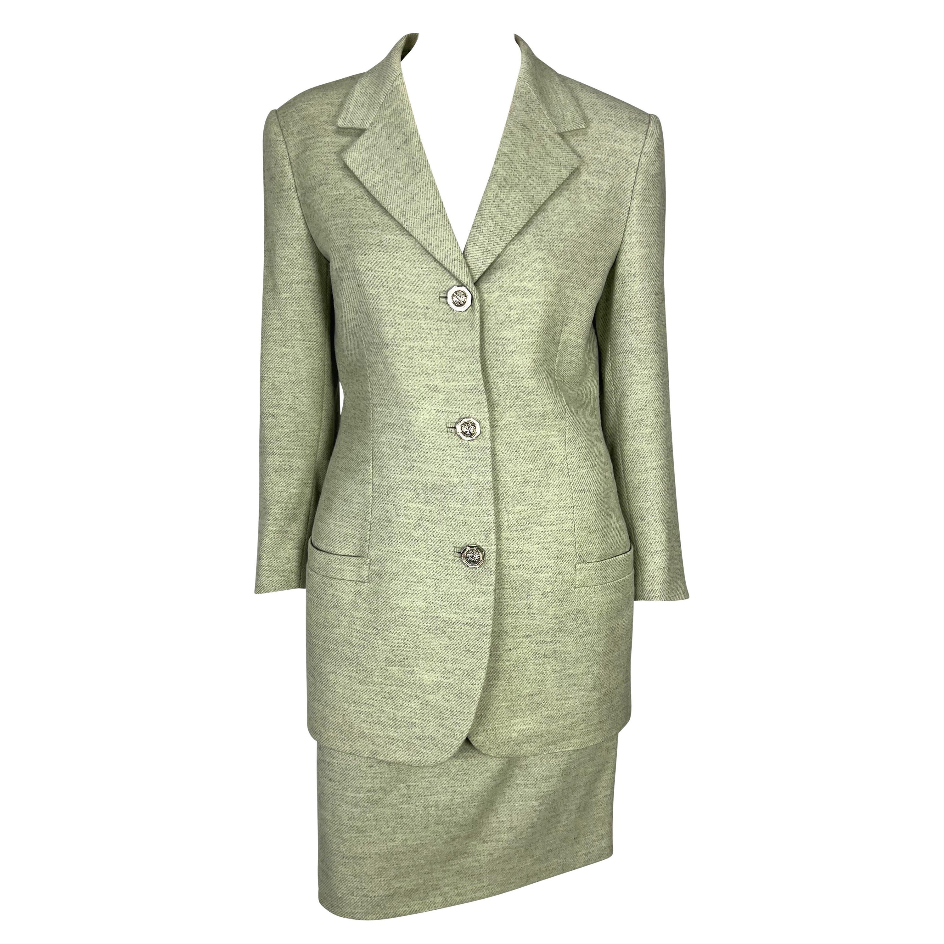 1994 Gianni Versace Couture Medusa Herraje Verde Lana Cachemira Falda Traje en venta