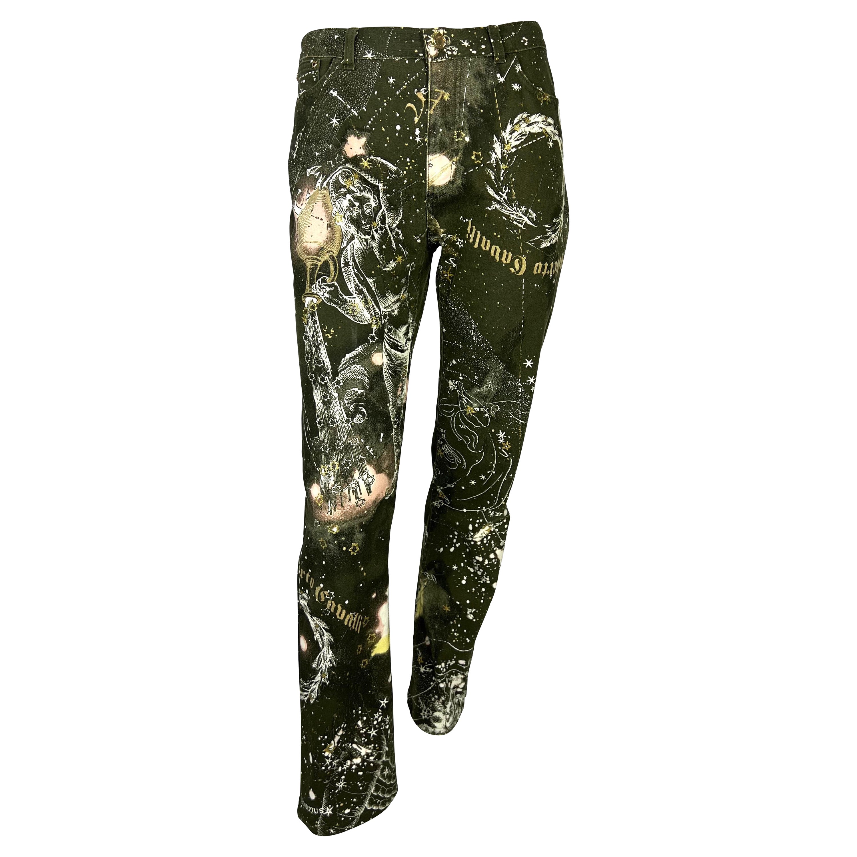 Pantalon en jean extensible imprimé logo astrologique Roberto Cavalli, 2003 en vente