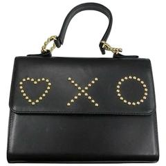 MOSCHINO Sac à main vintage en cuir noir dans le style classique du sac à main kelly. Cœur et XO