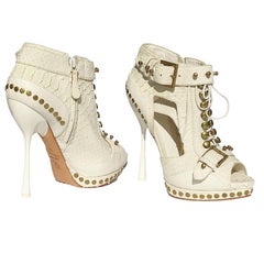 Neu Alexander McQueen F/S 2011 Austernweiße Schlangenstiefeletten mit Nieten 36 - US 6