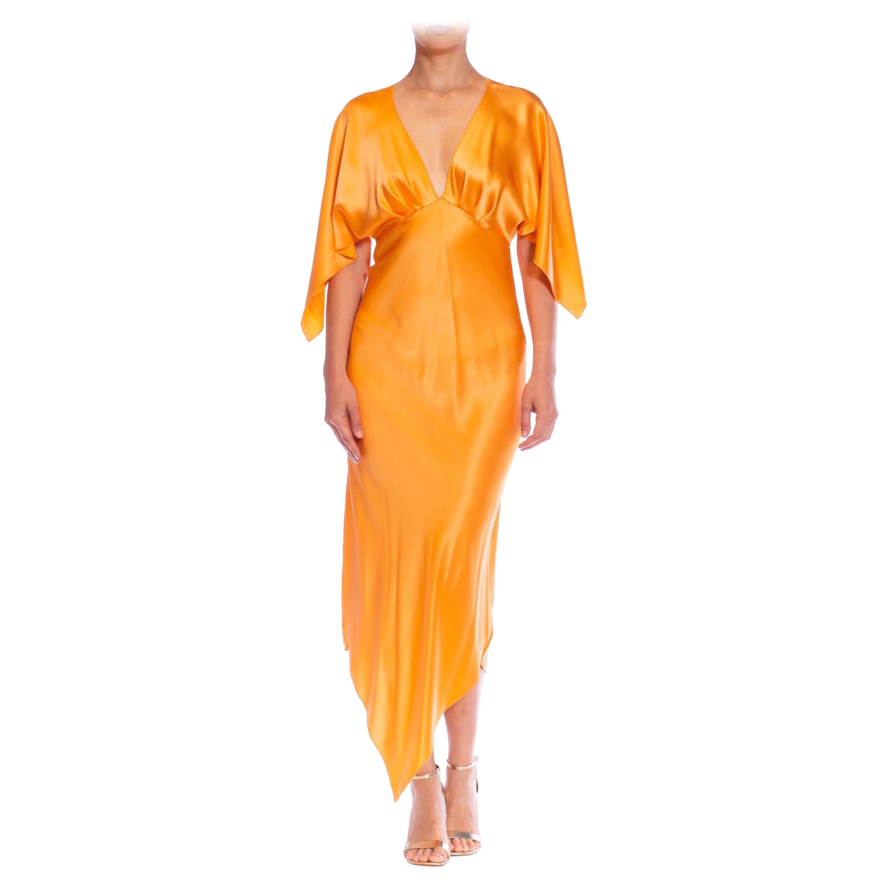 MORPHEW COLLECTION Maian Goldfarbenes Seiden-Charmeuse-Kleid mit zwei Schals im Angebot