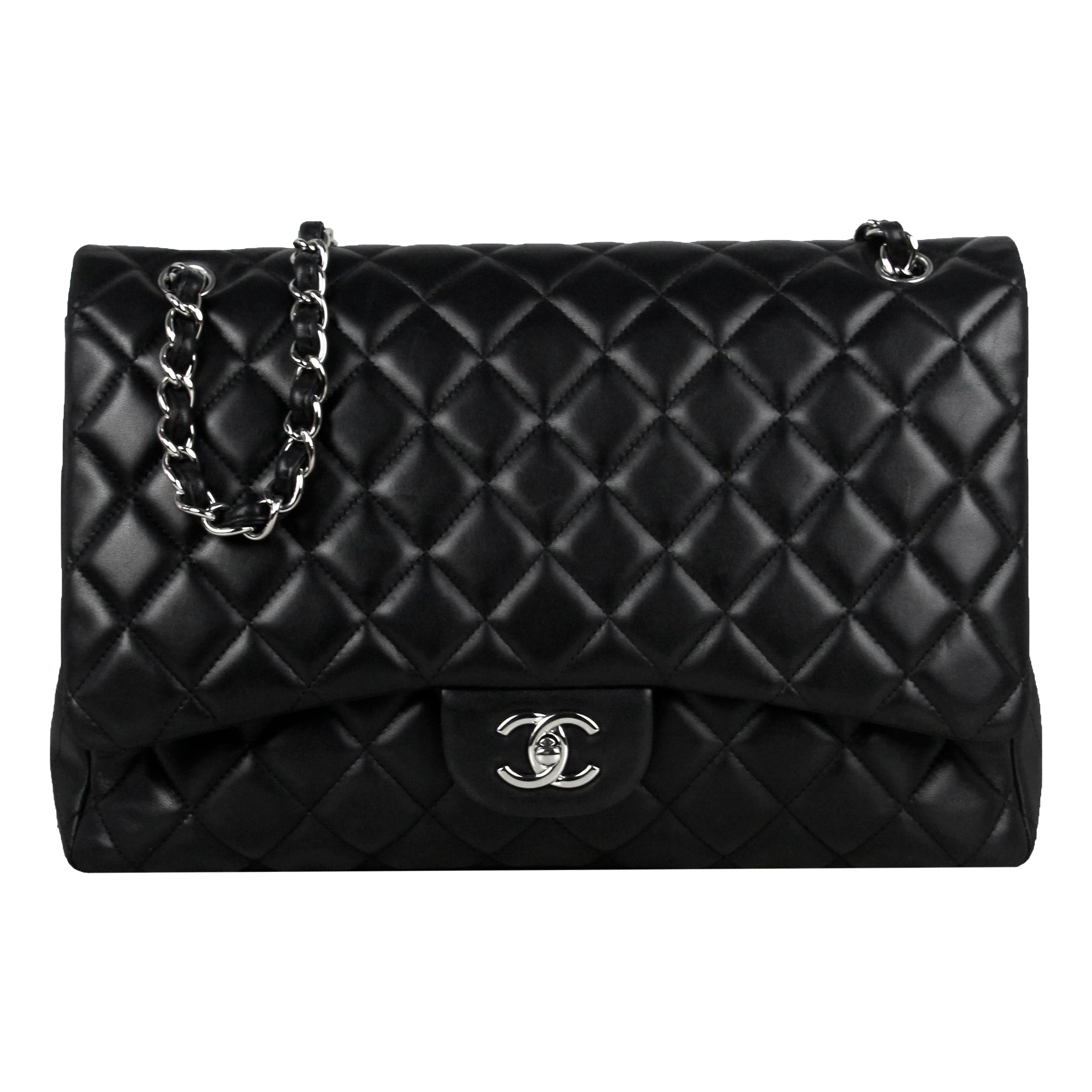 Chanel Schwarze gesteppte Maxi-Tasche aus Lammfell und Leder mit einer Klappe im Angebot