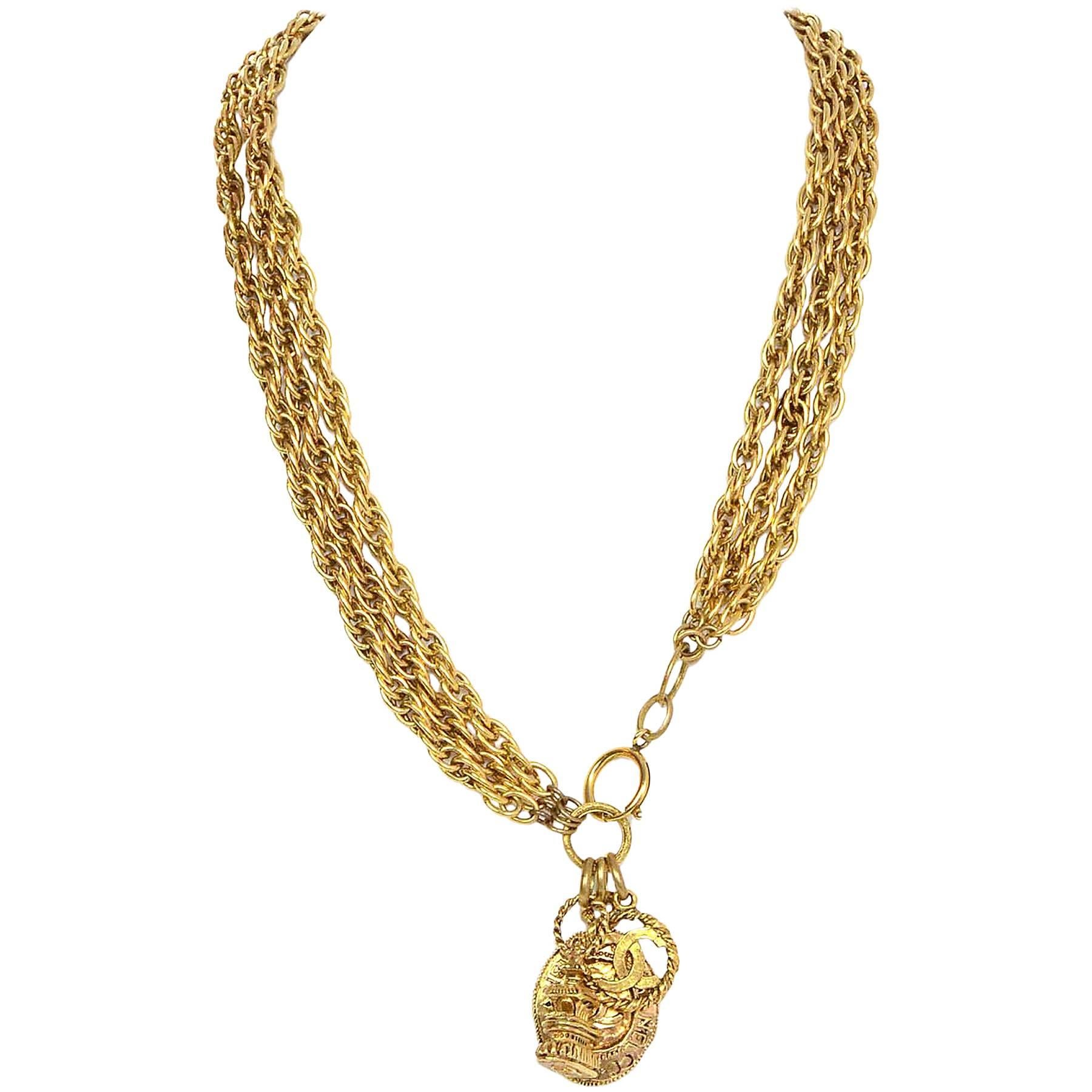 Chanel Goldfarbener mehrreihiger Gürtel/Halskette

Mit drei verschiedenen Anhängern, kann als Gürtel oder Halskette getragen werden

Hergestellt in: Frankreich
Jahr der Produktion: 1970er-1980er Jahre
Farbe: Goldtone
Materialien: Metall
Verschluss: