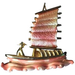 Hattie Carnegie Broche en forme d'épingle en or représentant un bateau de porcelaine chinoise