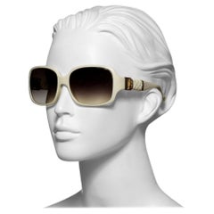Fendi Sonnenbrille in gebrochenem Weiß mit Etui