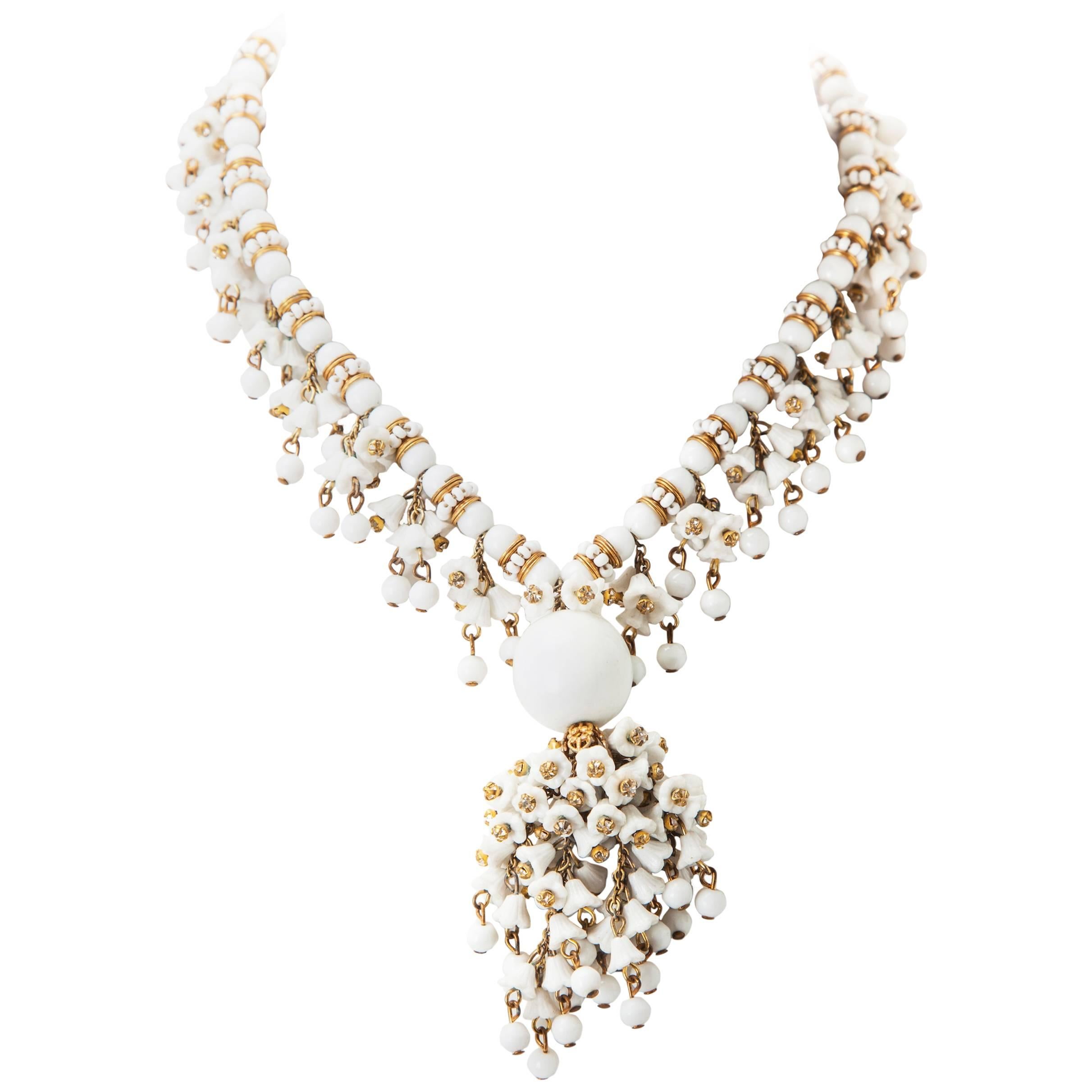 Miriam Haskell Aufwändige Halskette mit Glockenblumen aus Milchglas im Angebot
