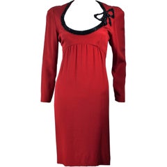 BOB MACKIE Robe en soie rouge brunie avec encolure en nœud perlé noir Taille 8