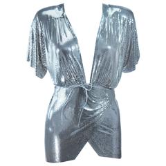 WHITING AND DAVIS Bluse im Wickelstil aus flüssigem Metall:: Größe XS