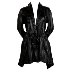 Anfang der 1980er Jahre Issey Miyake drapierte schwarze Lederjacke mit Peitschenstichbesatz