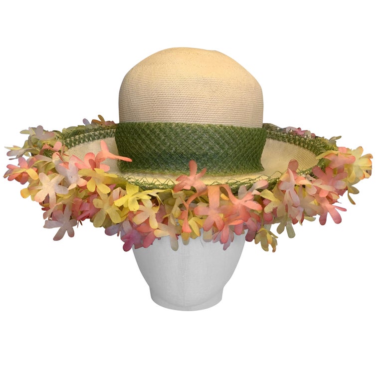 Chapeau de soleil en paille naturelle Christian Dior des années 1960 avec  bande en filet vert et bord en fleur de soie En vente sur 1stDibs