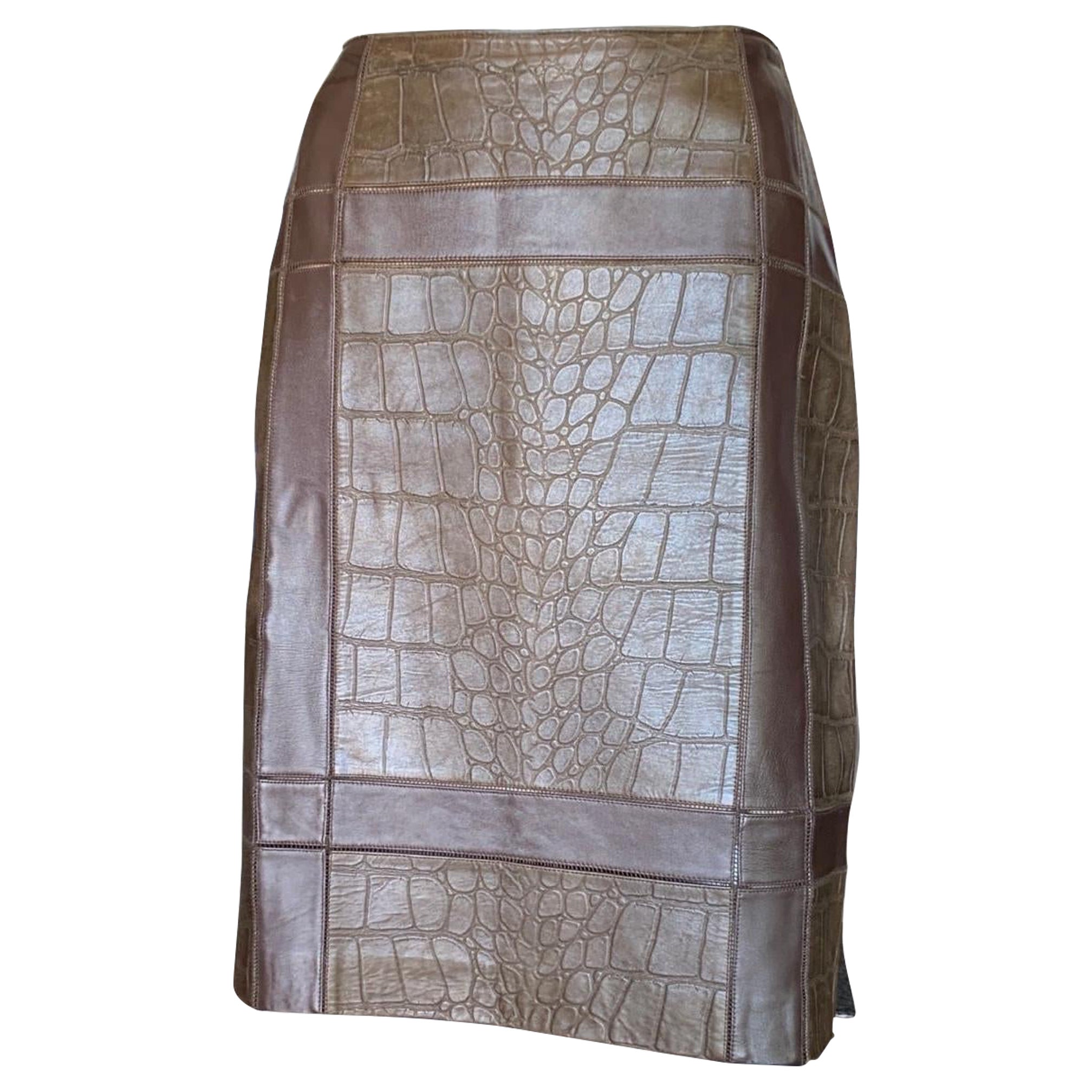 A super chic Oscar de la Renta leather skirt, hand pieced in Alligator embossed and flat brown leather. Purchased at Saks Fifth Avenue, NYC. lined in silk. The workmanship of this skirt shows how high end it is. Hand Made in USA. Size tag removed.