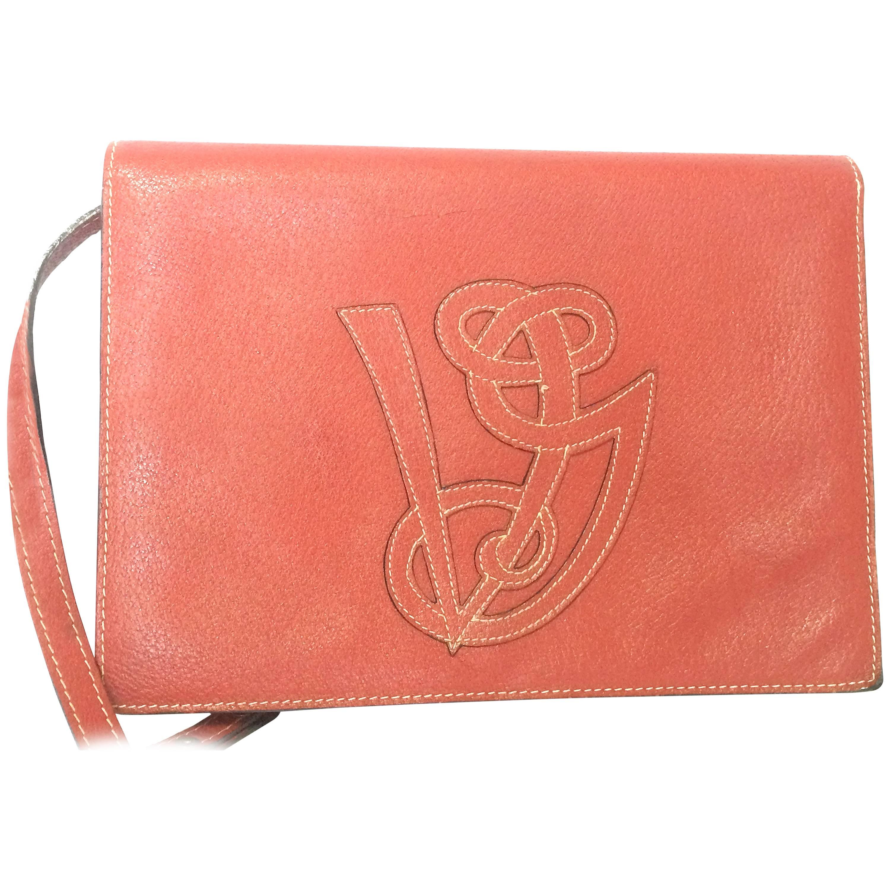 Vintage Valentino Garavani red pigskin shoulder clutch bag with logo stitch mark For Sale