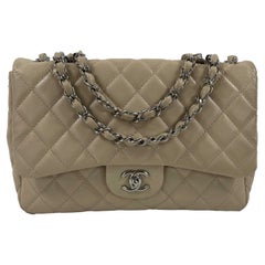 CHANEL - Sac à bandoulière en cuir d'agneau Jumbo matelassé à rabat simple - beige - argenté