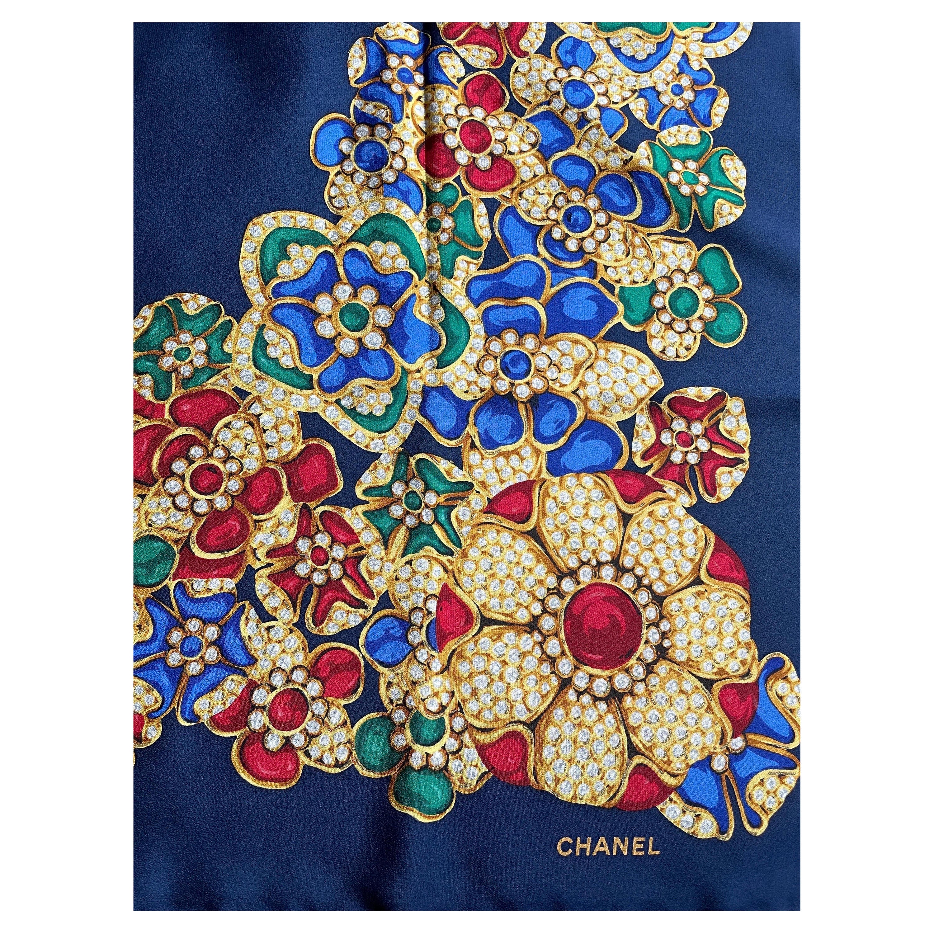 CHANEL - Authentique foulard en soie vintage avec bijoux gripoix