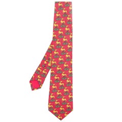 2000s Hermès Vintage cravate en soie rouge avec imprimé steinbocks jaune