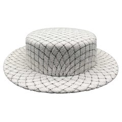 CHANEL Chapeau Boater Fantasy en tweed matelassé CC noir et blanc