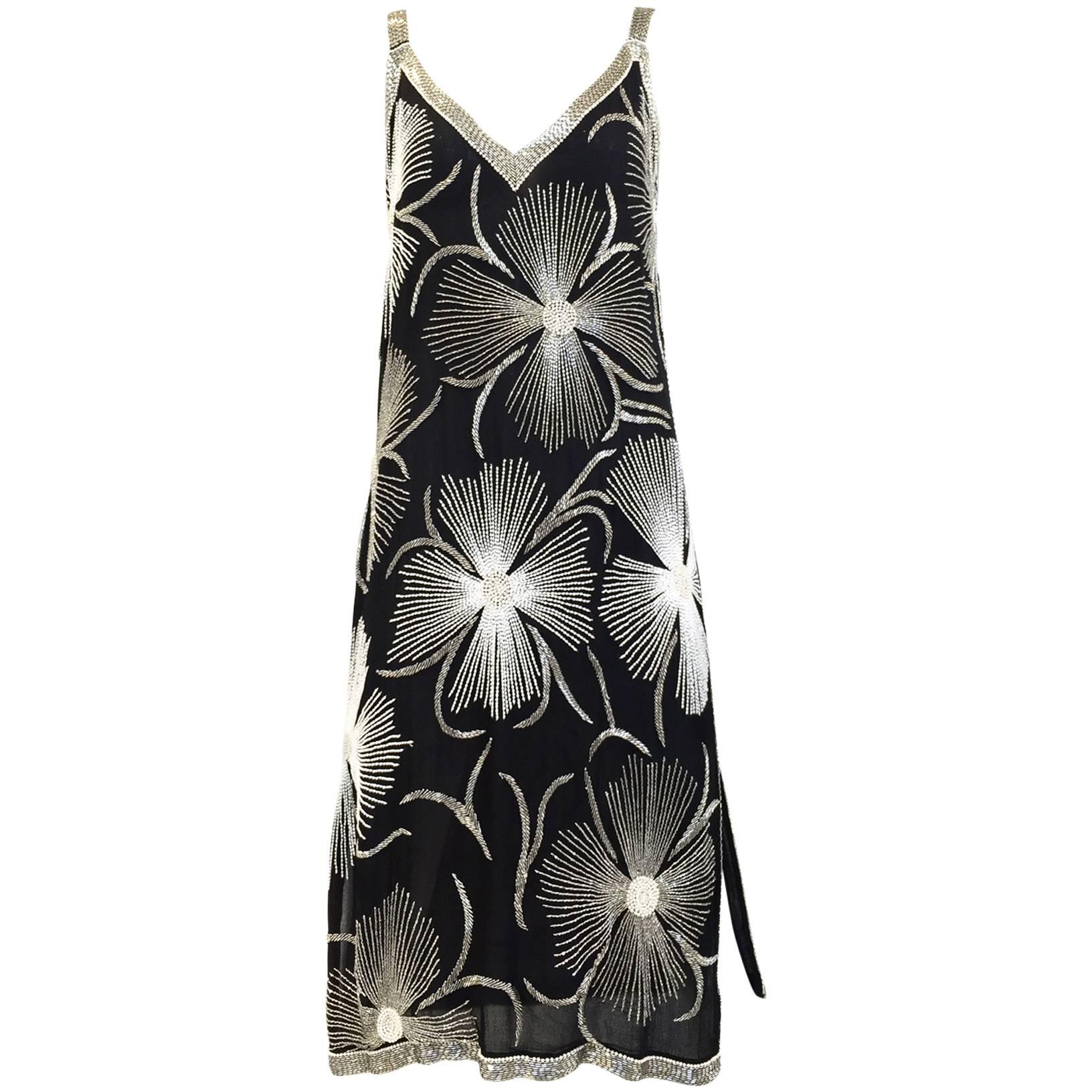1980er Schwarz-weißes, geblümtes Flapper-Kleid mit silbernen Perlen