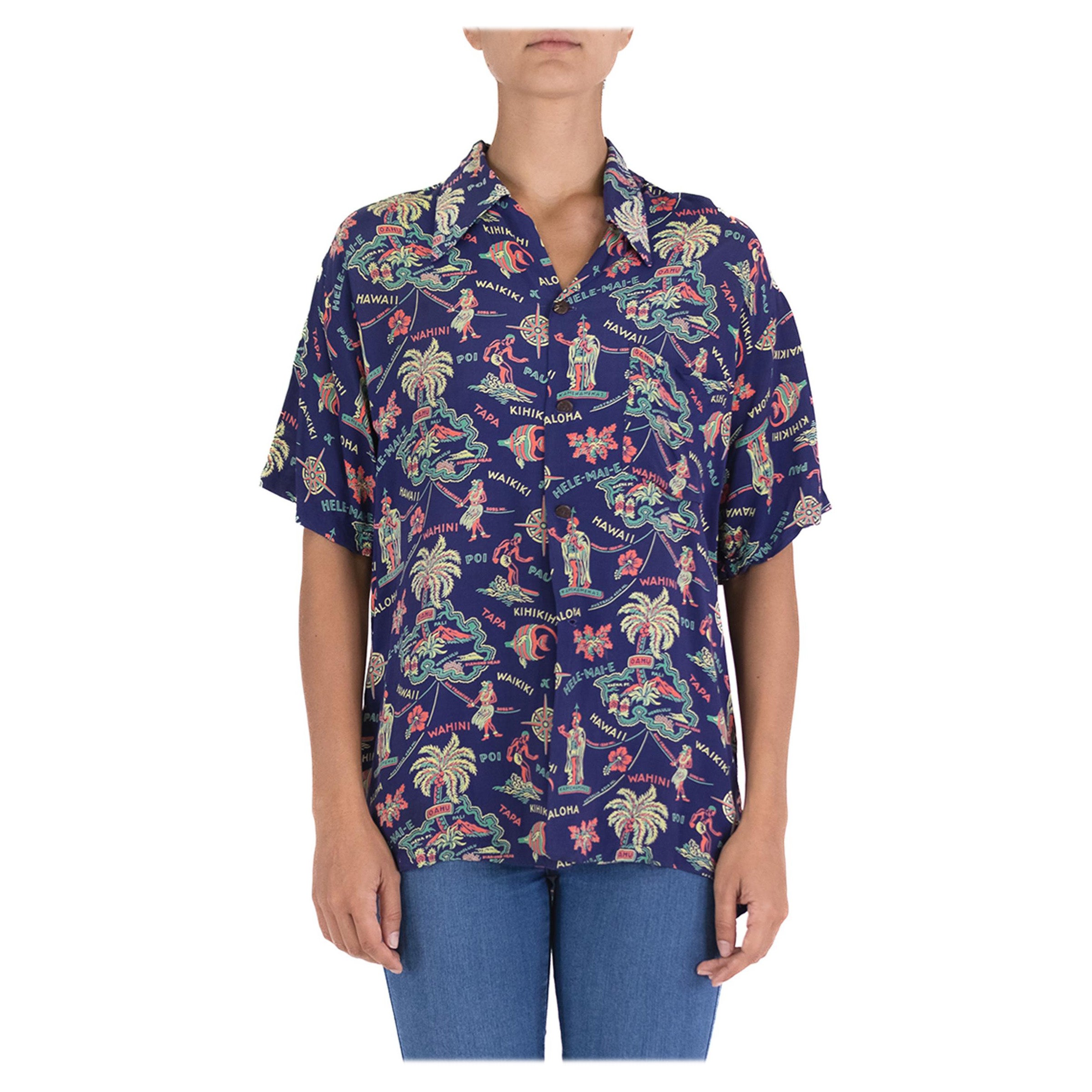 1940S Marineblau Kalte Rayon Made in Hawaii Tropische Insel Aloha WW2 Print Shirt im Angebot