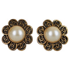 Vintage CHANEL CC Logo Flower Pearl Earrings
