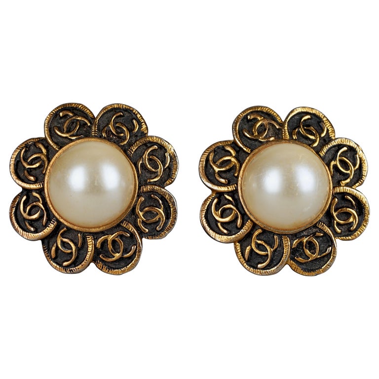Boucles d'oreilles vintage en perles à fleurs avec logo CC CHANEL En vente  sur 1stDibs