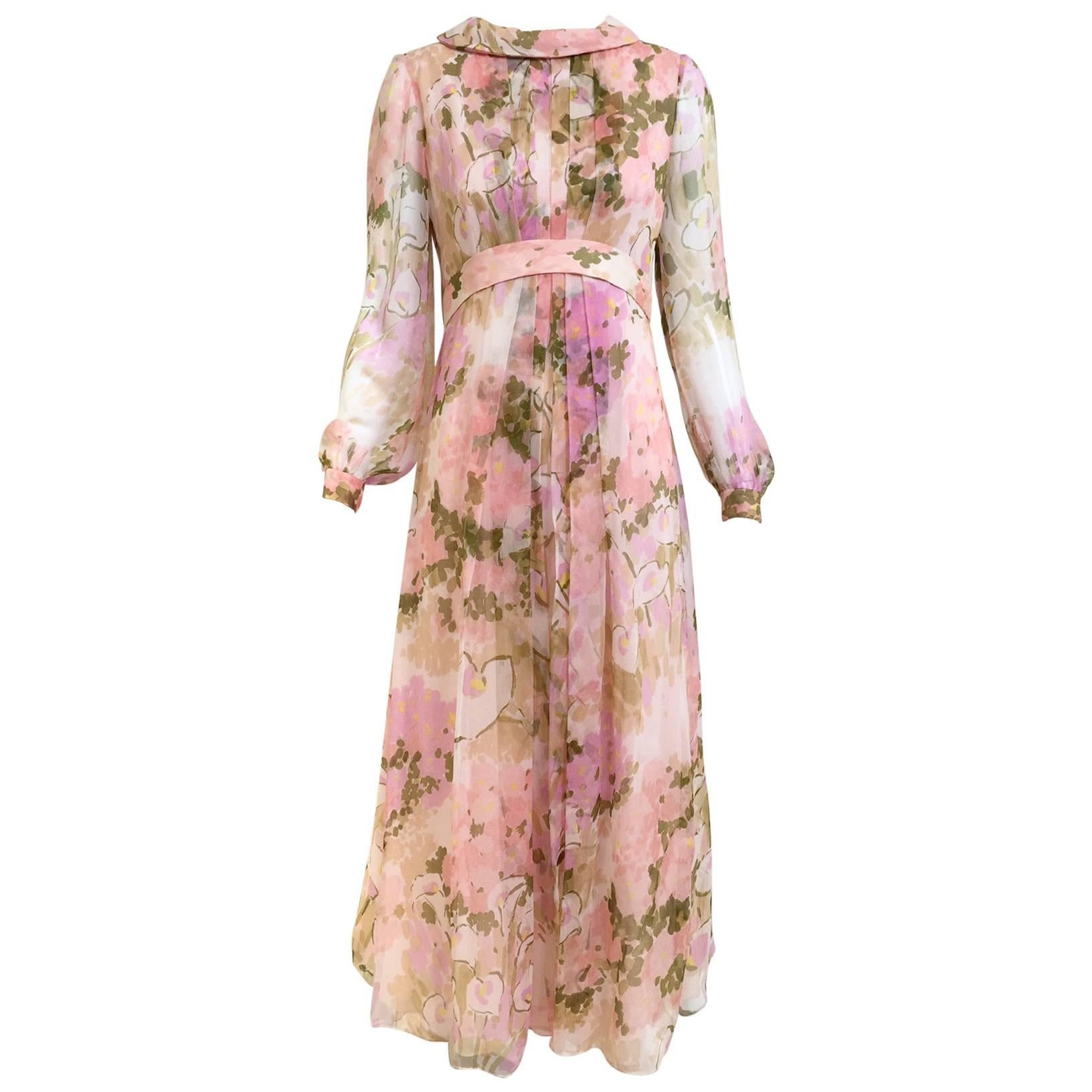 Maxikleid mit langen Ärmeln aus Seidenchiffon mit rosa Blumendruck aus den 1970er Jahren im Angebot