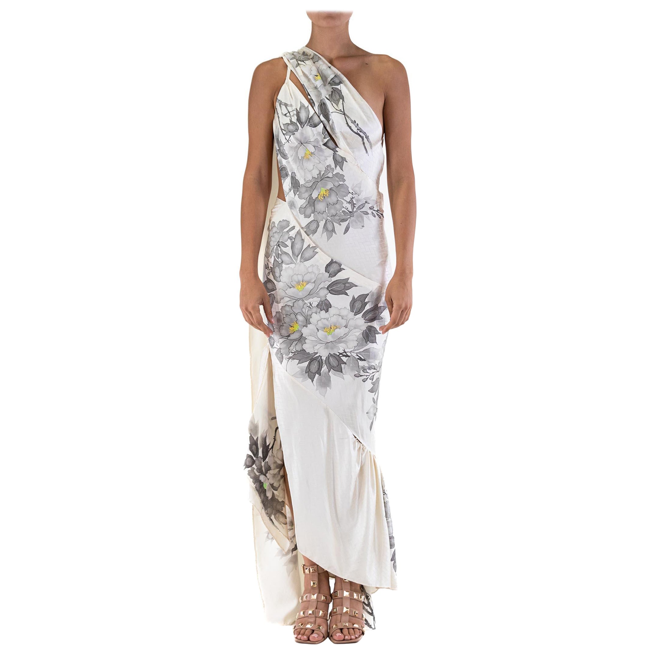 MORPHEW ATELIER Weißes handbemaltes Kimono-Seidenkleid mit Schrägschnitt im Angebot