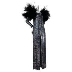 1970 Silver & Black Sequin Gown w Avant Garde Black Feather Shoulder Detail (Robe à paillettes argentées et noires avec détails d'épaules en plumes noires)
